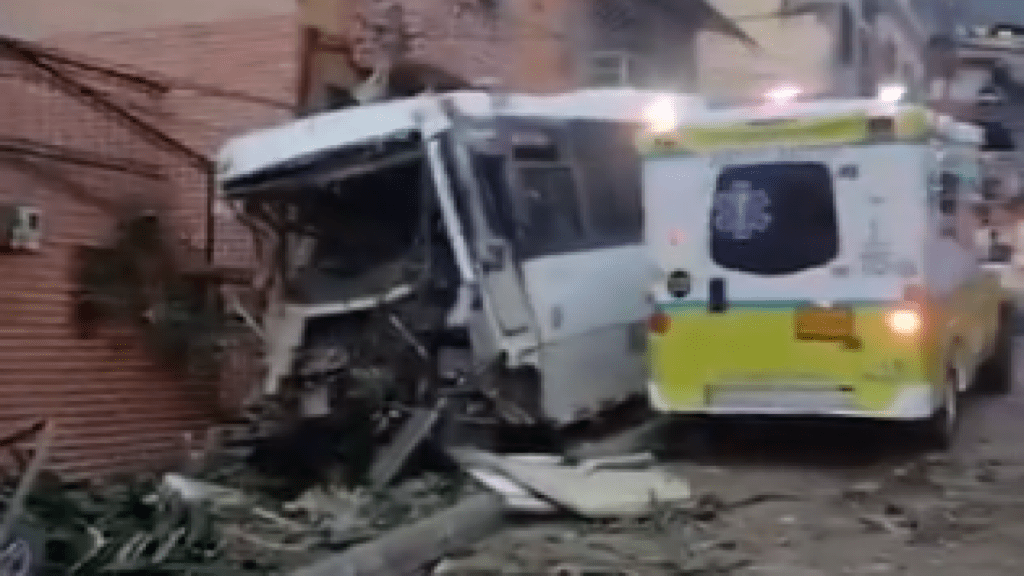 una mujer que caminaba por un andén se salvó de morir