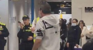 video de hombre intentó herirse con vidrio