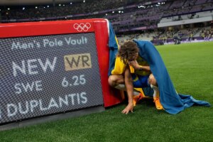 ¡Duplantis vuela sobre 6,25 y bate el récord del mundo de pértiga en la final olímpica de París!