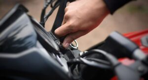 ¿Es legal que el policía le quite las llaves de la moto? Esto dice la Ley