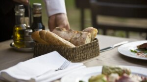 ¿Es legal que te cobren el pan en un restaurante o bar en España sin haberlo pedido?