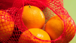 ¿Por qué las naranjas se venden en bolsas de red rojas? Esta es la curiosa razón detrás