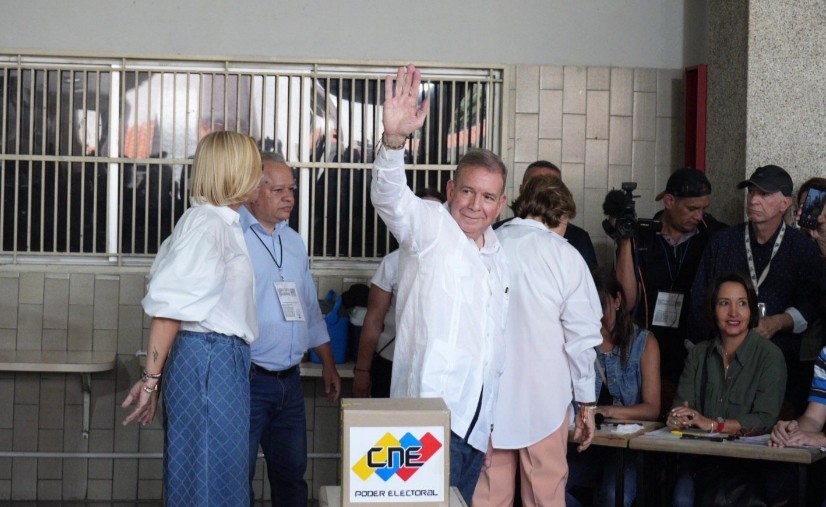 ¿Cuáles son los delitos por los que se emite la orden de aprehensión contra Edmundo González Urrutia?
