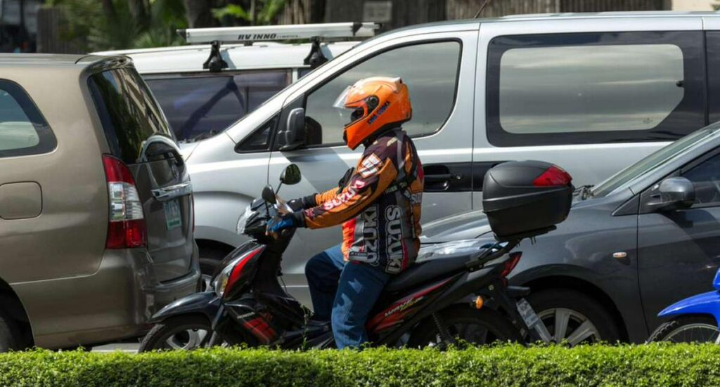 ¿El acompañante de moto debe andar con chaleco reflectivo? Esto dice la ley
