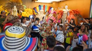 100 niños de barrios vulnerables se adentran en la historia del Carnaval