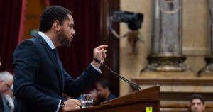 Garriga (Vox) acusa a Feijóo de sumarse a la "ceremonia de la confusión" de Sánchez sobre migración