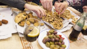 El bar de carretera que cuenta con uno de los primeros buffets libre de pescadito frito en España