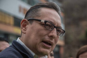 Abogado introduce documento en Fiscalía para explicar por qué González Urrutia no asistió