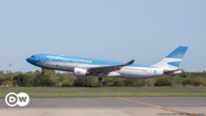 Aerolíneas Argentinas será "susceptible de privatización" – DW – 28/09/2024