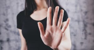 Agresión en Engativá contra una mujer; hombre destruye carro