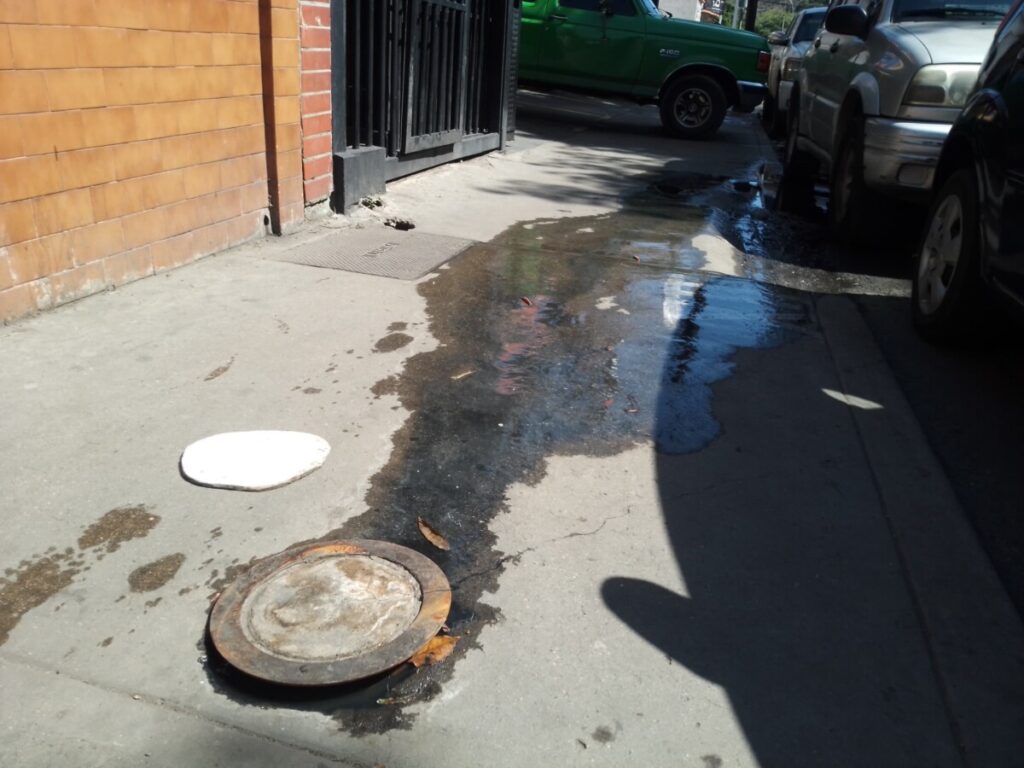 Aguas servidas contaminan la calle 13 de La Atlántida