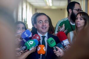 Albares equipara las "acusaciones falsas" del PP con las de Caracas y pide a Feijóo que desautorice a Pons
