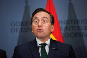 Albares exige disculpas al PP y remite a González a dar los detalles sobre la reunión con Delcy Rodríguez en la embajada
