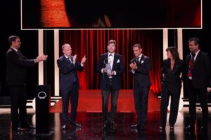 Albert Serra gana la Concha de Oro con 'Tardes de soledad' y torea la polémica inicial