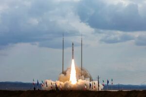 Alerta en Occidente: el régimen de Irán lanzó al espacio el satélite de investigación Chamran-1 (Fotos y videos) - AlbertoNews