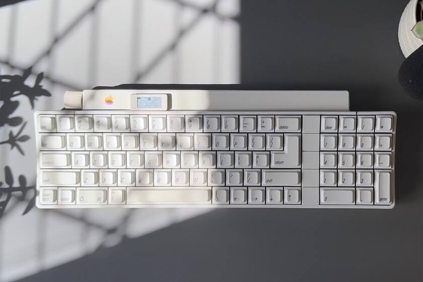 Alguien ha destripado un teclado Apple de 1986 fabricado en Japón. Lo ha convertido en un “moderno” periférico inalámbrico