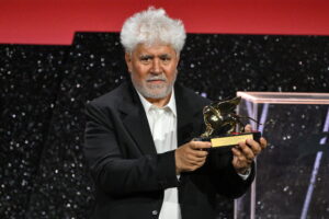 Almodóvar se convierte en el primer español en conquistar el León de Oro de Venecia