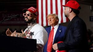 Anuel AA y Justin Quiles participan en un mitin de Trump