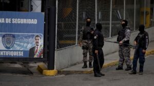 Arrestan a militar estadounidense. Abogado de González acude a Fiscalía.