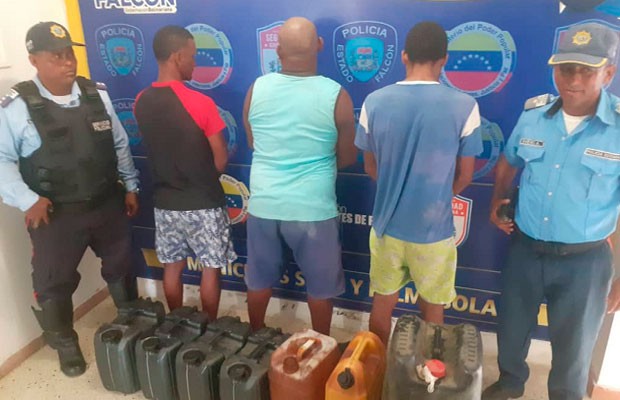 Arrestan a tres pimpineros que ocultaban gasolina en cementerio y captaban conductores en Falcón