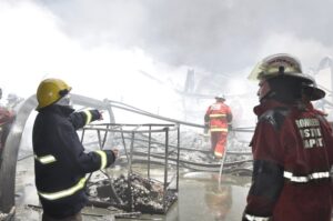 Autoridades investigan causas del incendio en almacén de la empresa Yamaha en La Bandera
