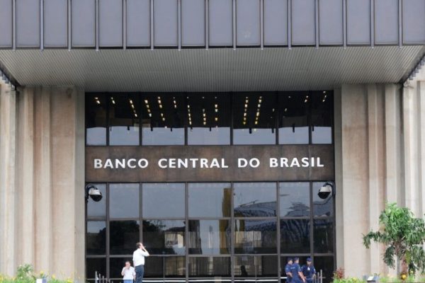 Banco Central de Brasil prepara subida de la tasa de interés tras 2 años de recortes