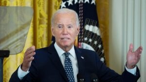 Biden se dispone a alabar economía de EEUU tras rebaja de tasas de la Fed, pero sin cantar victoria