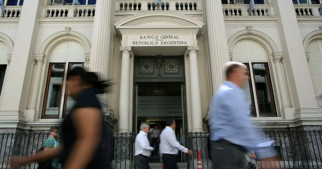 Blanqueo: a días del fin de la primera etapa, los depósitos crecieron en USD 3.300 millones pero no suman en reservas