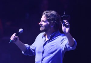 Bradley Cooper llama a invertir en cuidar a los enfermos de cáncer