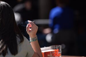 Bruselas pide ampliar la prohibición de fumar y el vapeo a terrazas, piscinas, parques y paradas de autobús