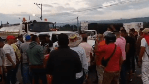 Camioneros e indígenas se enfrentan a golpes por no poder movilizarse por el paro camionero en Popayán, Cauca