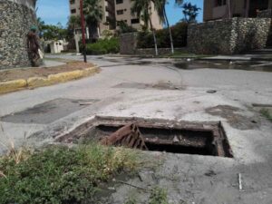 Cañería sin tapa en Tanaguarena pone en riesgo a choferes