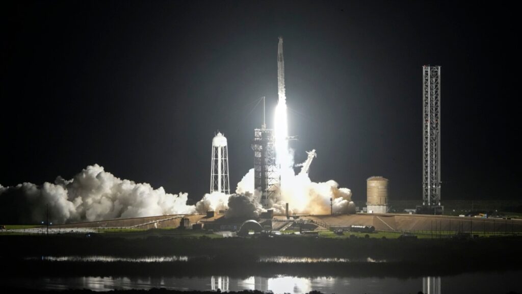 Cápsula de SpaceX parte con multimillonario a bordo para primer paseo espacial privado