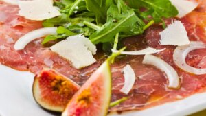 Carpaccio de higos, una receta sencilla y deliciosa ideal para quienes no comen carne cruda