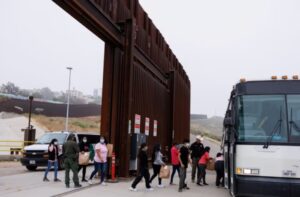 Casa Blanca informa caída en número de migrantes que intentan cruzar la frontera; atribuye el mérito a medidas ejecutivas - AlbertoNews