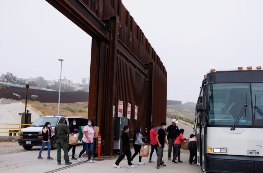 Casa Blanca informa caída en número de migrantes que intentan cruzar la frontera; atribuye el mérito a medidas ejecutivas - AlbertoNews