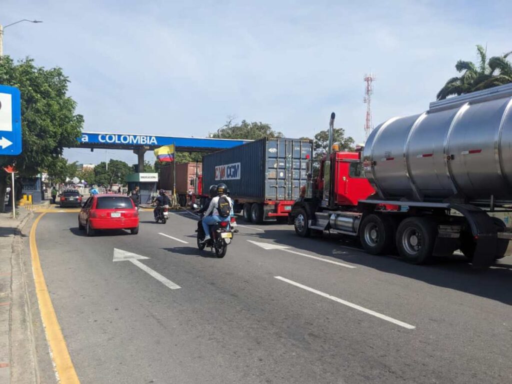 Casi 1.500 vehículos de carga pesada cruzaron frontera en agosto – Diario La Nación