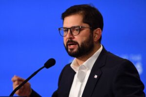 Chile lamenta exilio forzado de González Urrutia y condena represión contra la oposición