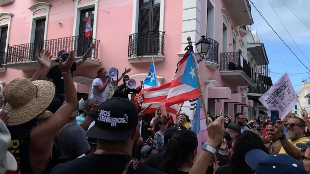 Cientos de manifestantes piden un cambio de compañía eléctrica por apagones en Puerto Rico - AlbertoNews