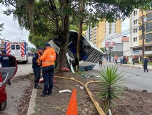 Cinco muertos y diez heridos deja choque múltiple