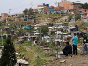 Cómo está golpeando la inflación a los más pobres en Colombia | Crecimiento | Economía