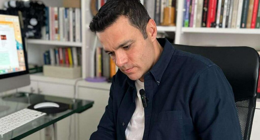 Cómo fue la boda de Juan Diego Alvira, sacerdote italiano la hizo difícil