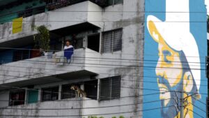 Con murales, artistas buscan borrar huellas de la violencia en una colonia de El Salvador