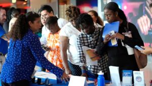 Crecimiento del empleo en EEUU no alcanza expectativas en agosto; tasa de desempleo cae al 4,2 %