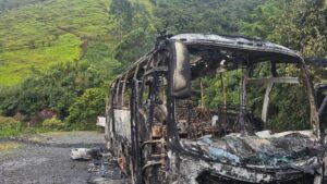 Delincuentes le prendieron fuego a un busn la vía Quibdó