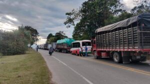 Denuncian nuevos retenes ilegales por disidentes en la vía Panamericana, entre Cali y Popayán