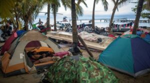 Desalojan a cientos de migrantes varados en playas de Panamá