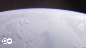 Detectan por primera vez campo eléctrico que rodea la Tierra – DW – 30/08/2024