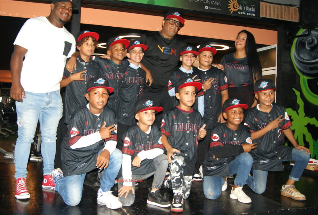 Dolphins entrega uniformes al equipo preinfantil