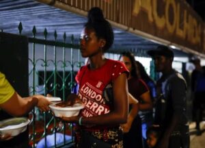 Dramáticas imágenes del nuevo éxodo venezolano en Brasil: cientos de personas haciendo fila para alimentarse - AlbertoNews